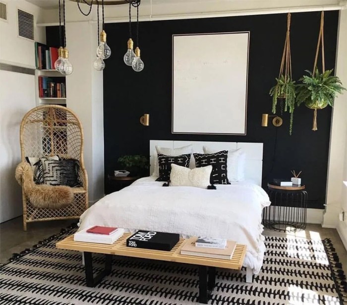 Black and white bedroom decor