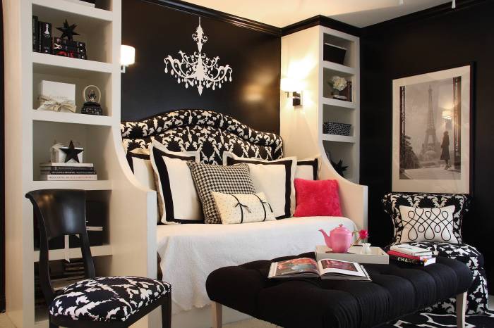 Black and white bedroom decor